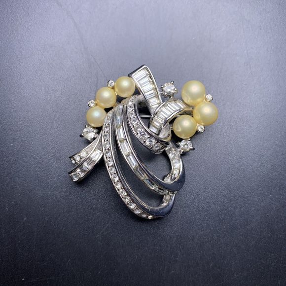Pennino Brooch Pin Faux Pearl Baguette Clear Rhinestone Channel Set Vintage - Picture 5 of 7